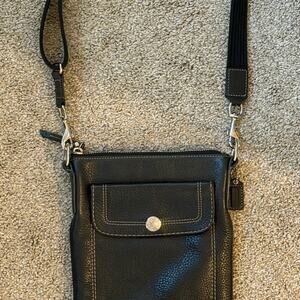 Coach Vintage Black Pebbled Leather Crossbody Bag Top Zip Swingpack Small Purse